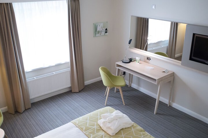 Room 6 of 93