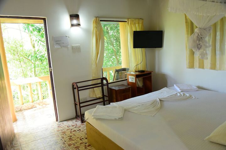 Room 9 of 32