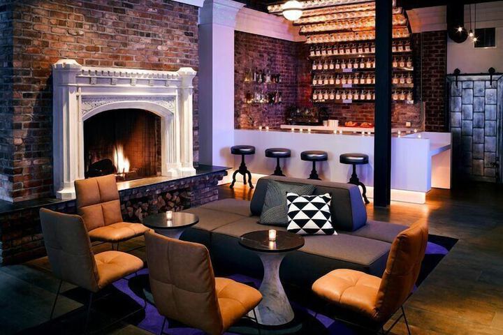 Lounge 44 of 58
