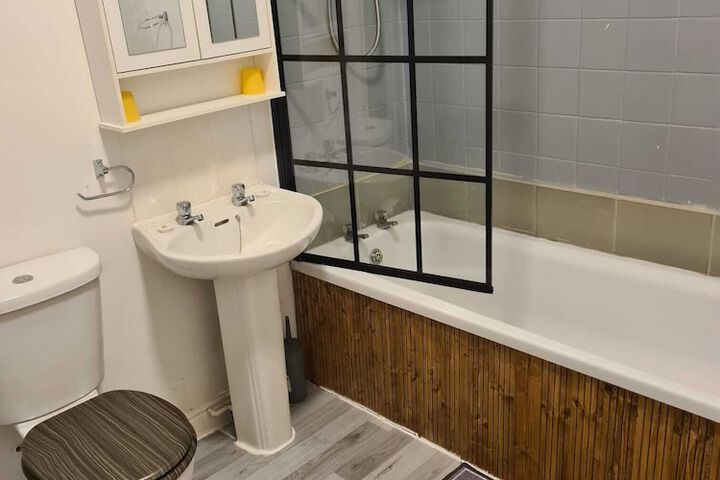 Room 6 of 8