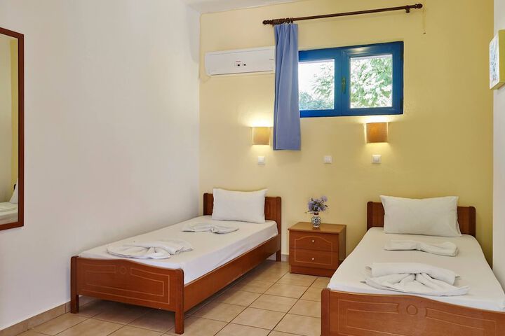 Room 4 of 33