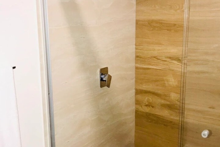 Room 5 of 12