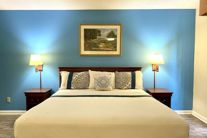 Standard | King Bed (6 of 7)