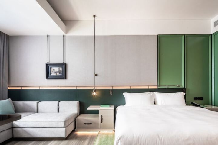 Room 27 of 46