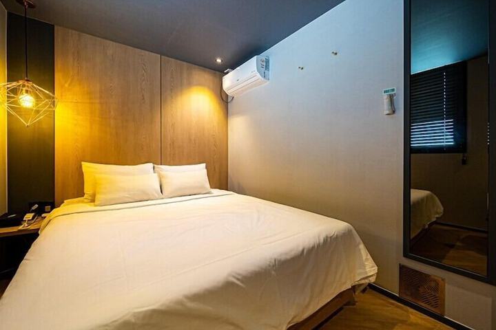 Room 3 of 65