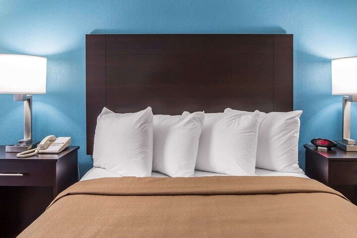 1 Queen Bed (4 of 5)
