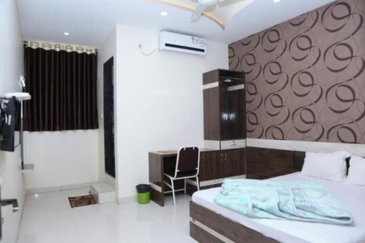 Room 4 of 7