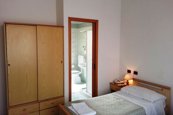 Room 5 of 40
