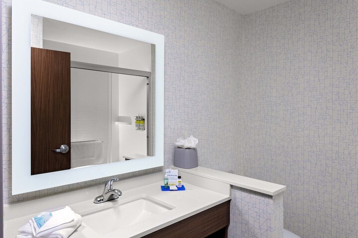 1 King Suite (7 of 8)