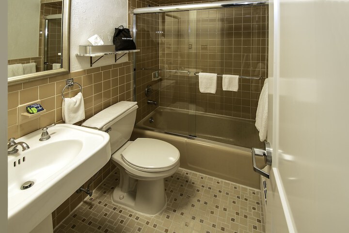 2 Double Beds (3 of 5)