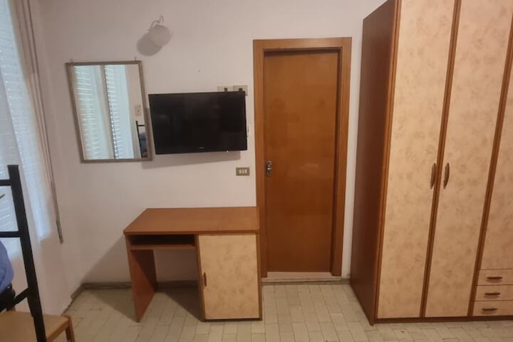 Room 17 of 28