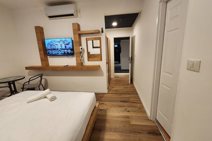 Room 37 of 141