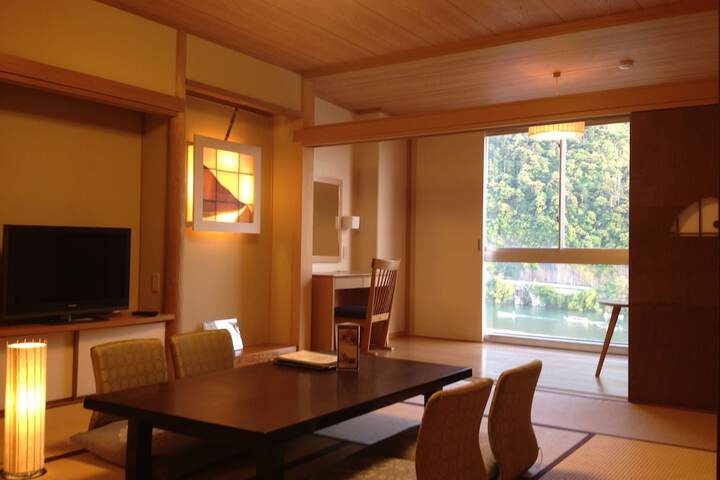 Room 7 of 105