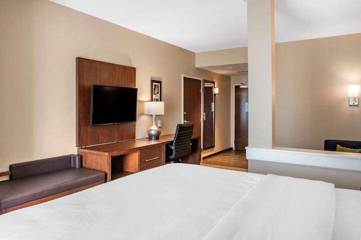 1 King Bed (6 of 18)