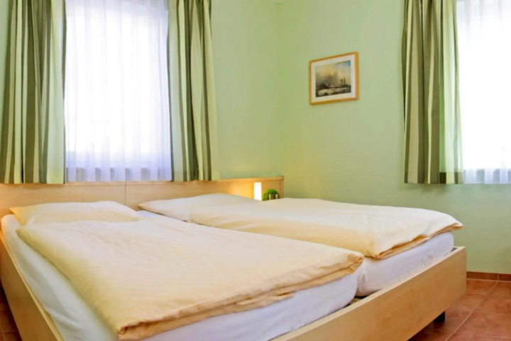 Room 4 of 16