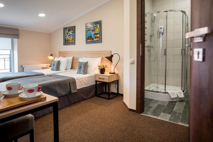 Room 10 of 65