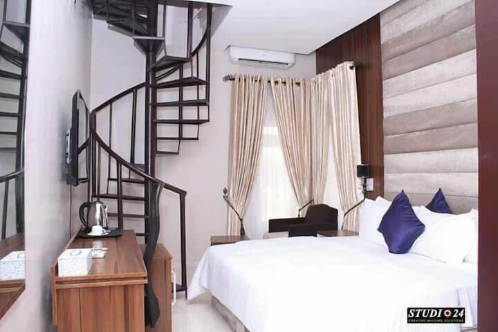 Room 2 of 32