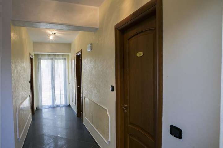 Room 6 of 32