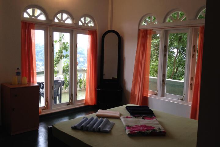 Room 3 of 7