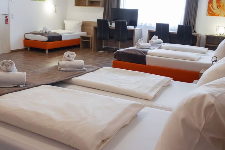 Room 2 of 25