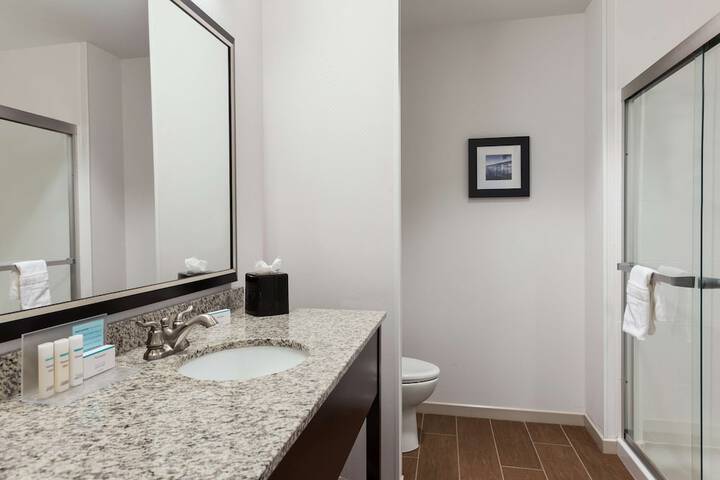 2 Queen Beds Hearing Accessible (5 of 6)