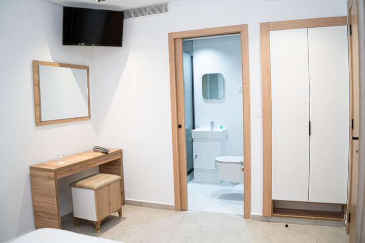 Room 6 of 46