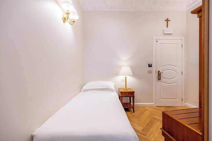 Room 32 of 49