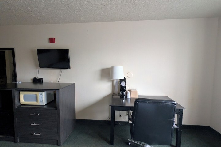 Room 13 of 28