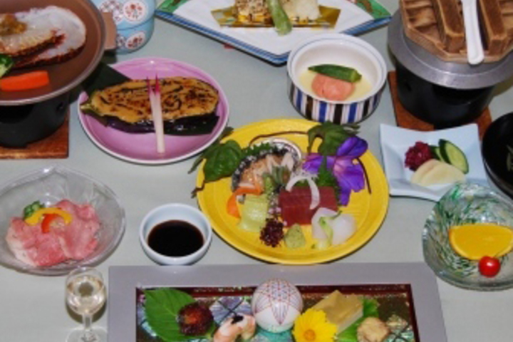 4 or more women + Ise ebi