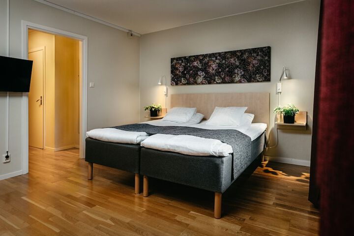Room 42 of 77