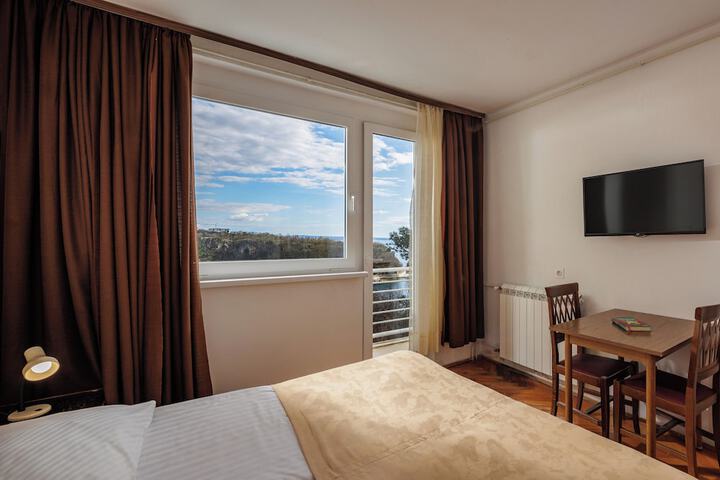 Room 10 of 25