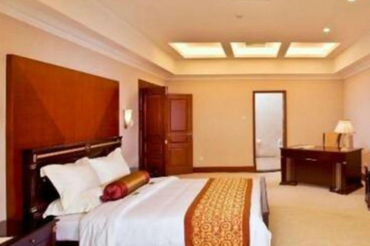 Room 5 of 10