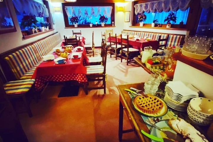 Dining 7 of 18