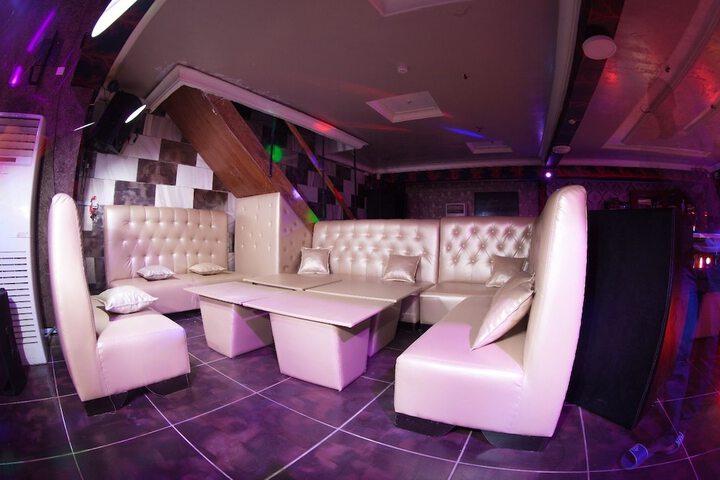Lounge 26 of 37