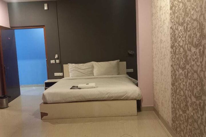 Room 6 of 7