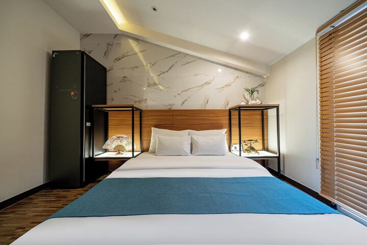 Room 43 of 85