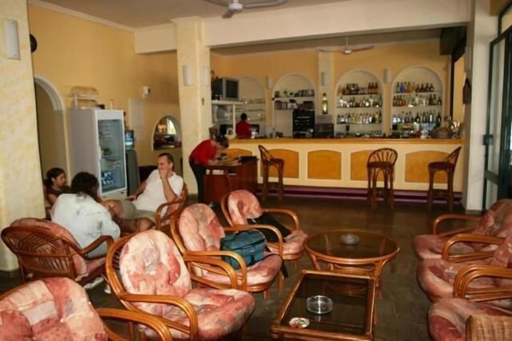 Lounge 19 of 36