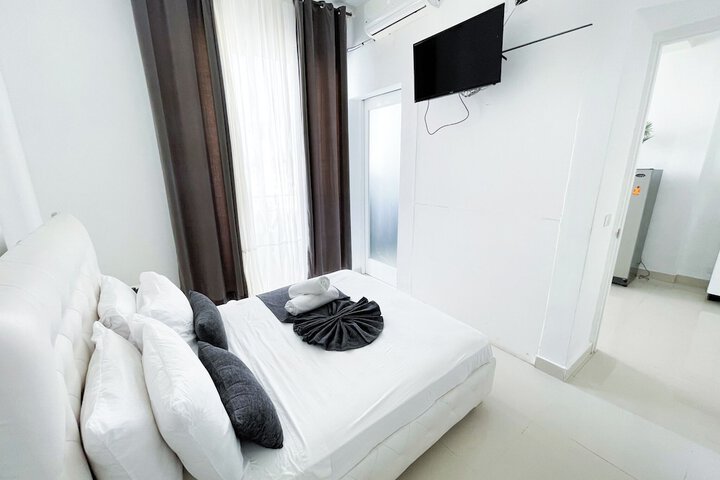 Room 10 of 32
