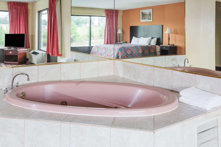 1 King Bed (3 of 7)