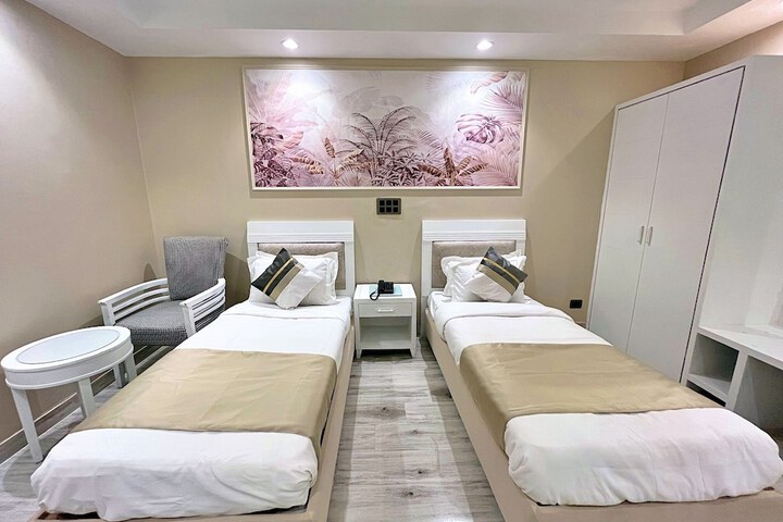 Room 3 of 76