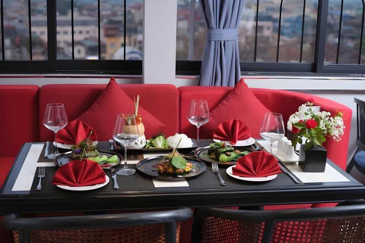 Dining 39 of 55