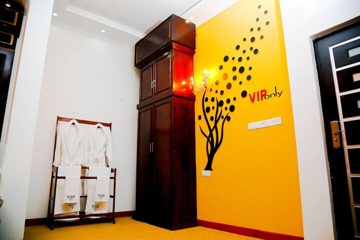 Room 13 of 230