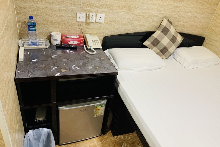 Room 12 of 142