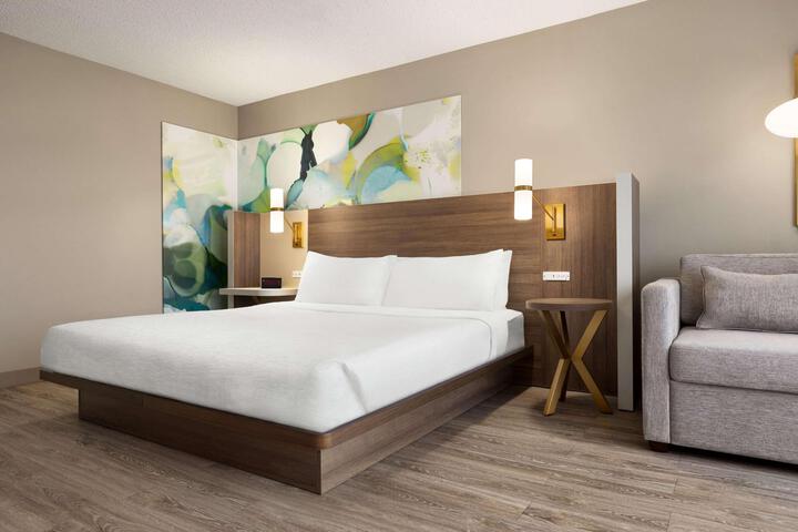 Standard King Bed Accessible (13 of 13)