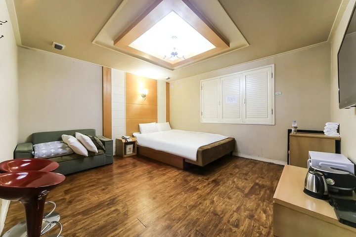 Room 3 of 7