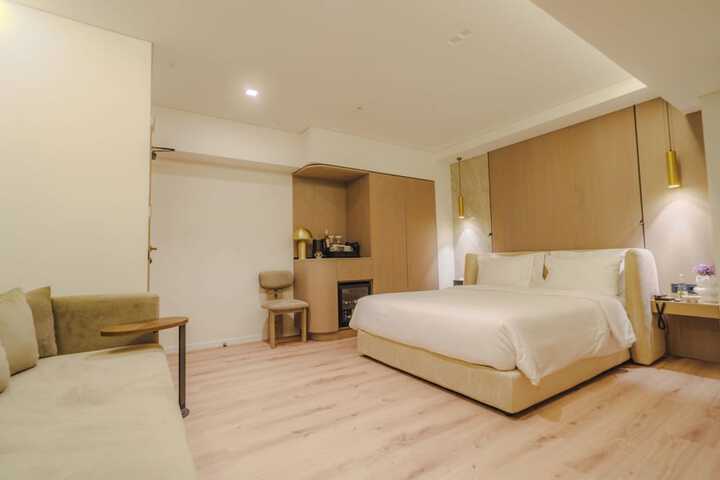 Room 3 of 109