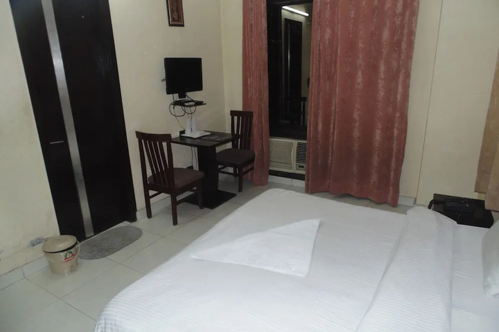 Room 4 of 12