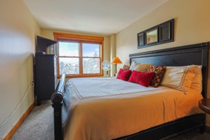 Room 12 of 77