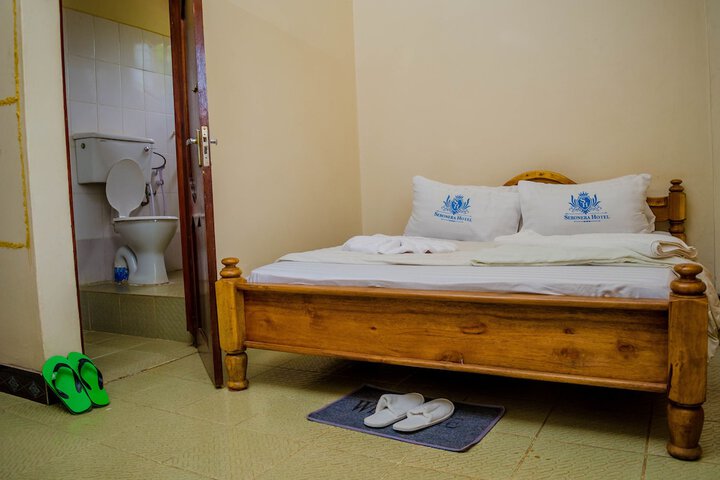Room 9 of 18