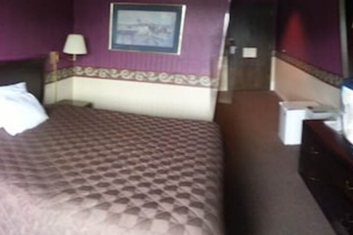 Deluxe Single King Bed (2 of 6)